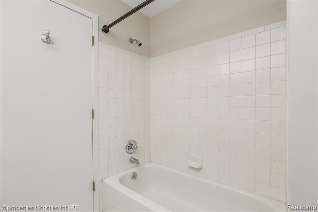 2095 OAKBROOK Boulevard, Walled Lake, MI 48390 — Photo 13