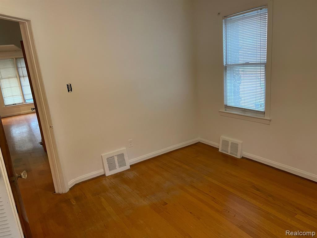 8038 RIVERDALE Street, Dearborn Heights, MI 48127 — Photo 5