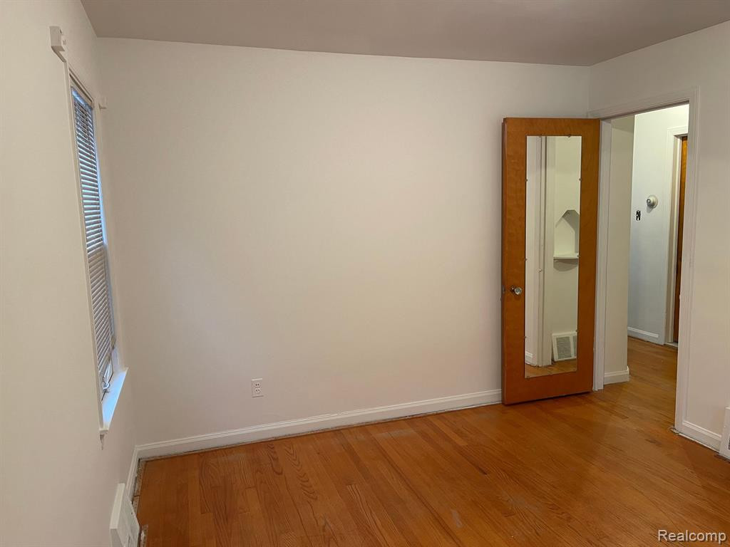 8038 RIVERDALE Street, Dearborn Heights, MI 48127 — Photo 7