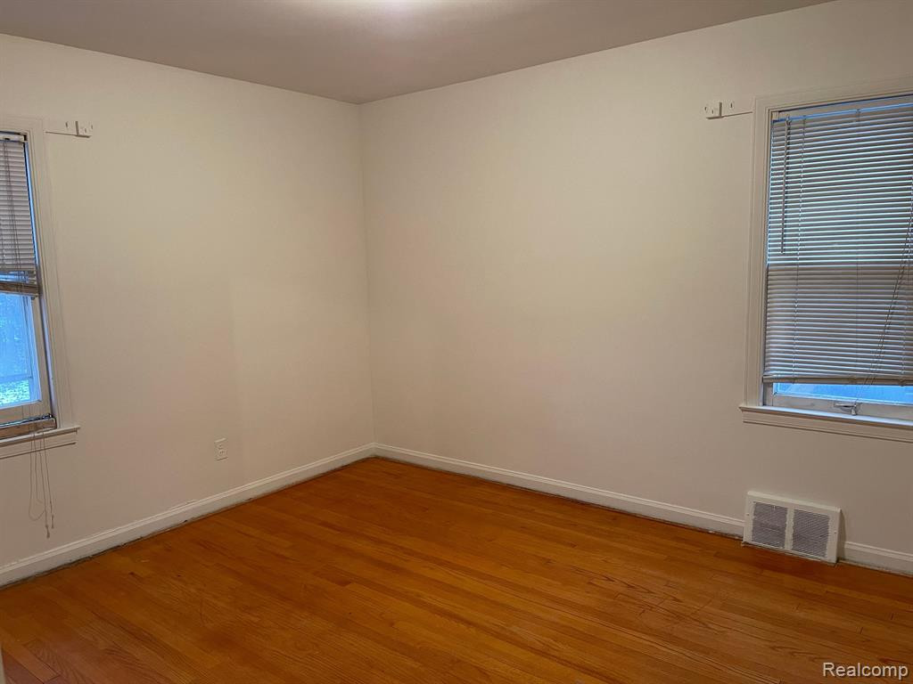 8038 RIVERDALE Street, Dearborn Heights, MI 48127 — Photo 8