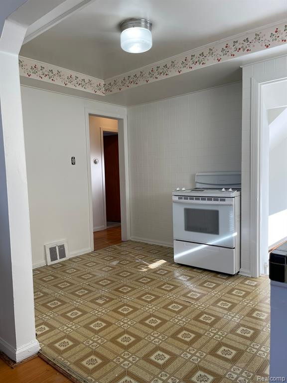 8038 RIVERDALE Street, Dearborn Heights, MI 48127 — Photo 12