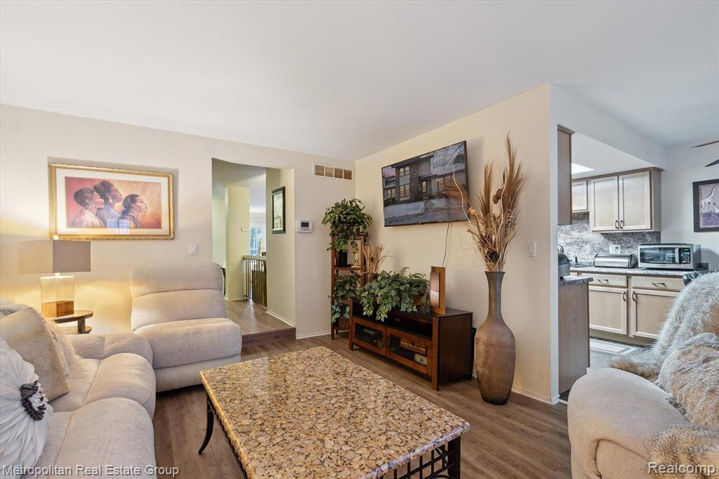 25089 OAKBROOKE Drive, Southfield, MI 48033 — Photo 10