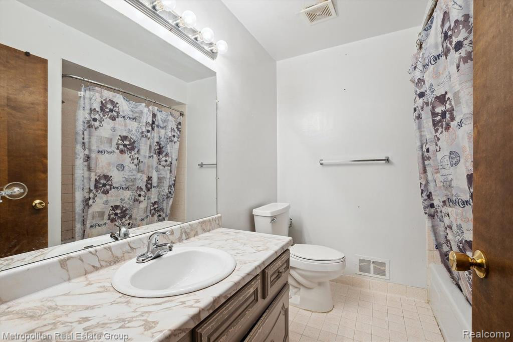 25089 OAKBROOKE Drive, Southfield, MI 48033 — Photo 15