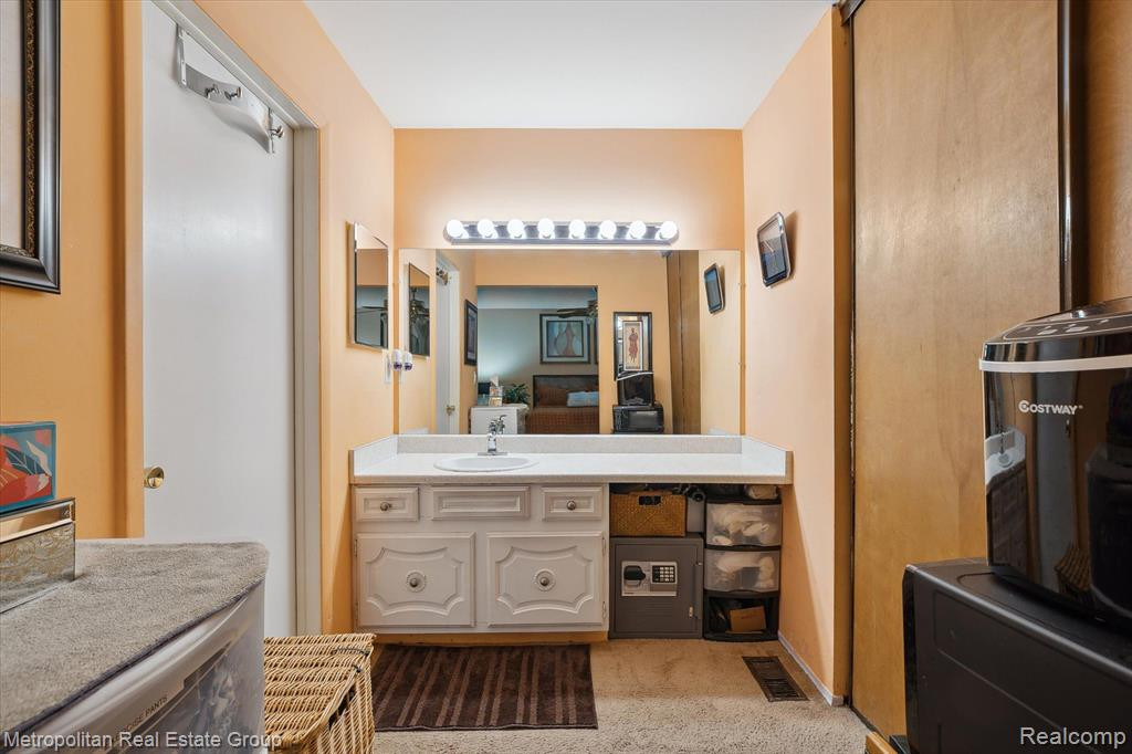 25089 OAKBROOKE Drive, Southfield, MI 48033 — Photo 17