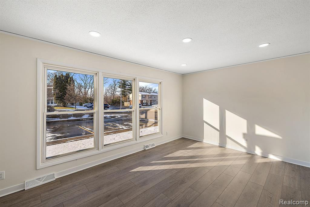 13311 LAKE POINT Boulevard, Van Buren, MI 48111 — Photo 24