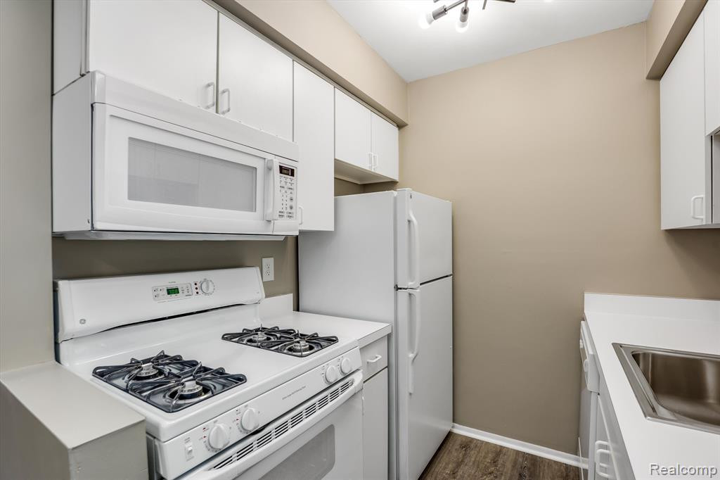 519 LONGSHORE Drive, A, Ann Arbor, MI 48105 — Photo 12