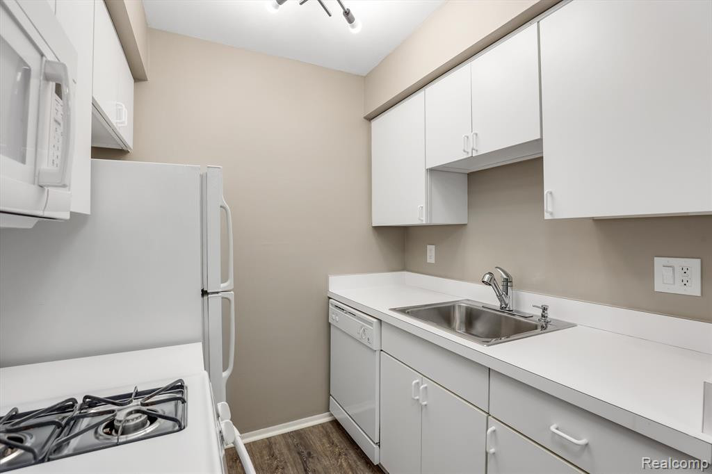 519 LONGSHORE Drive, A, Ann Arbor, MI 48105 — Photo 13
