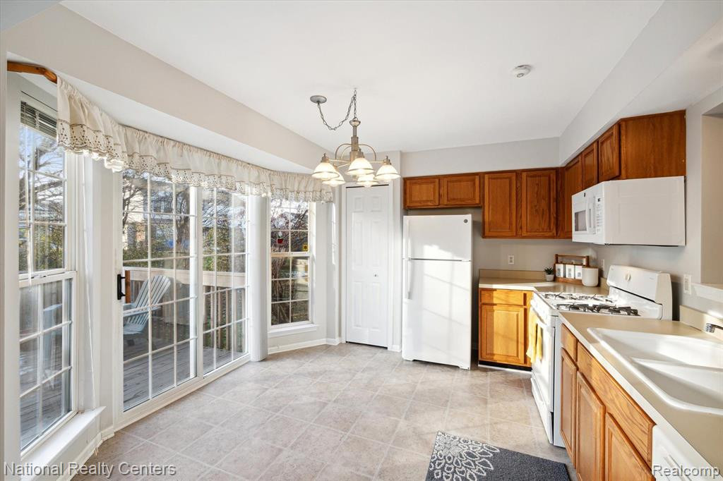 4238 Hunters Circle W, Canton, MI 48188 — Photo 10
