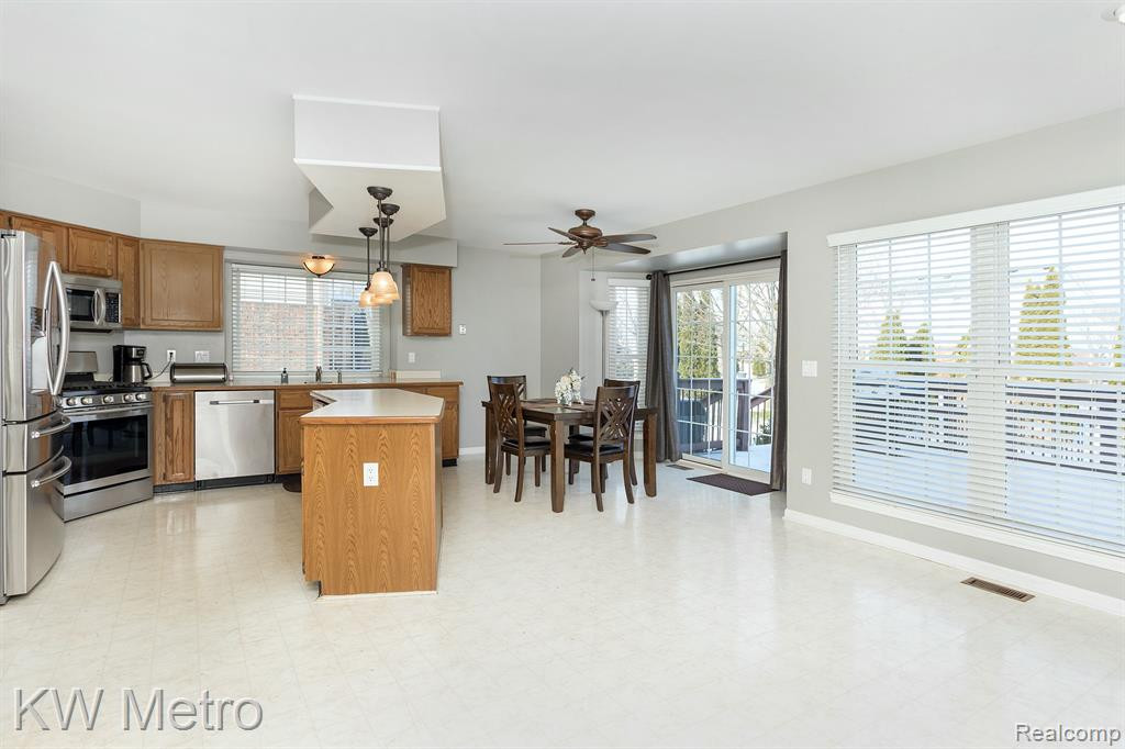 46290 LARCHMONT Drive, Canton, MI 48187 — Photo 10