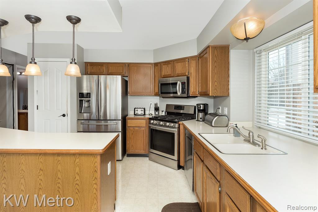 46290 LARCHMONT Drive, Canton, MI 48187 — Photo 14