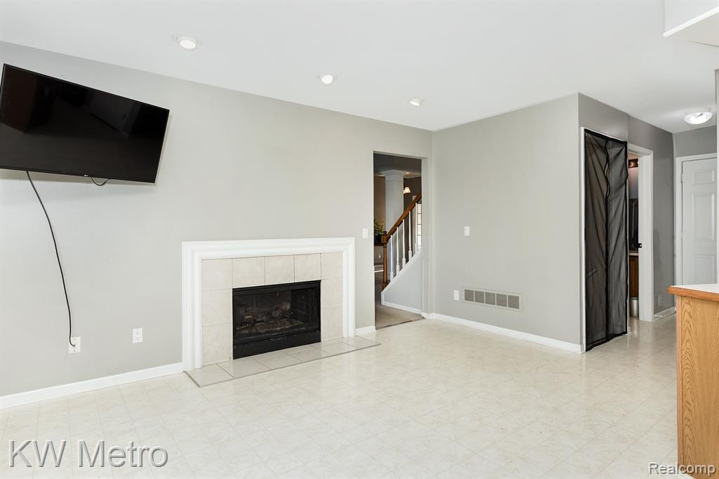 46290 LARCHMONT Drive, Canton, MI 48187 — Photo 15