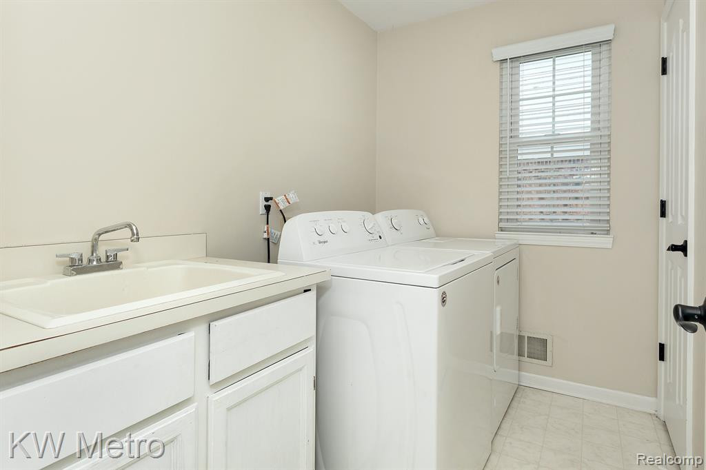 46290 LARCHMONT Drive, Canton, MI 48187 — Photo 16