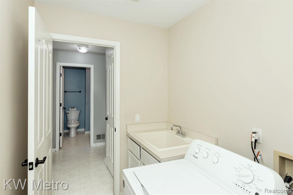 46290 LARCHMONT Drive, Canton, MI 48187 — Photo 17