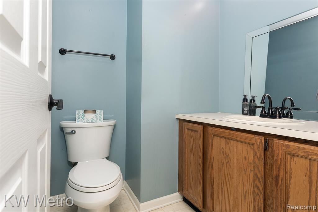 46290 LARCHMONT Drive, Canton, MI 48187 — Photo 18