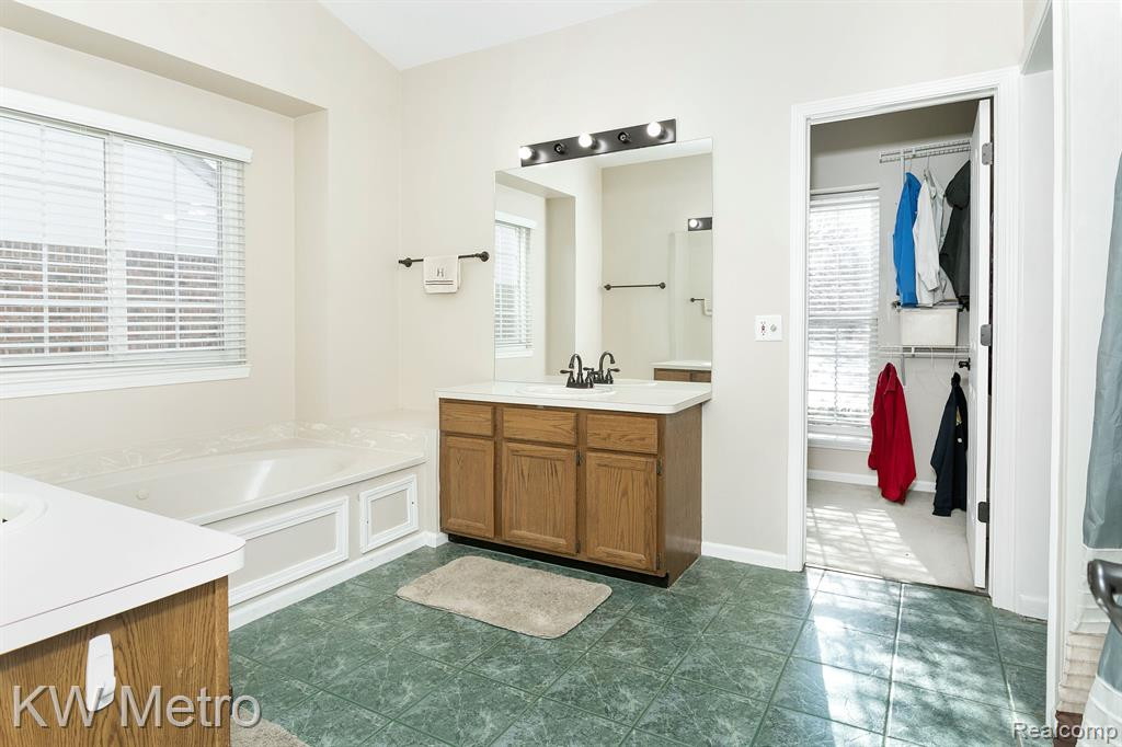 46290 LARCHMONT Drive, Canton, MI 48187 — Photo 21
