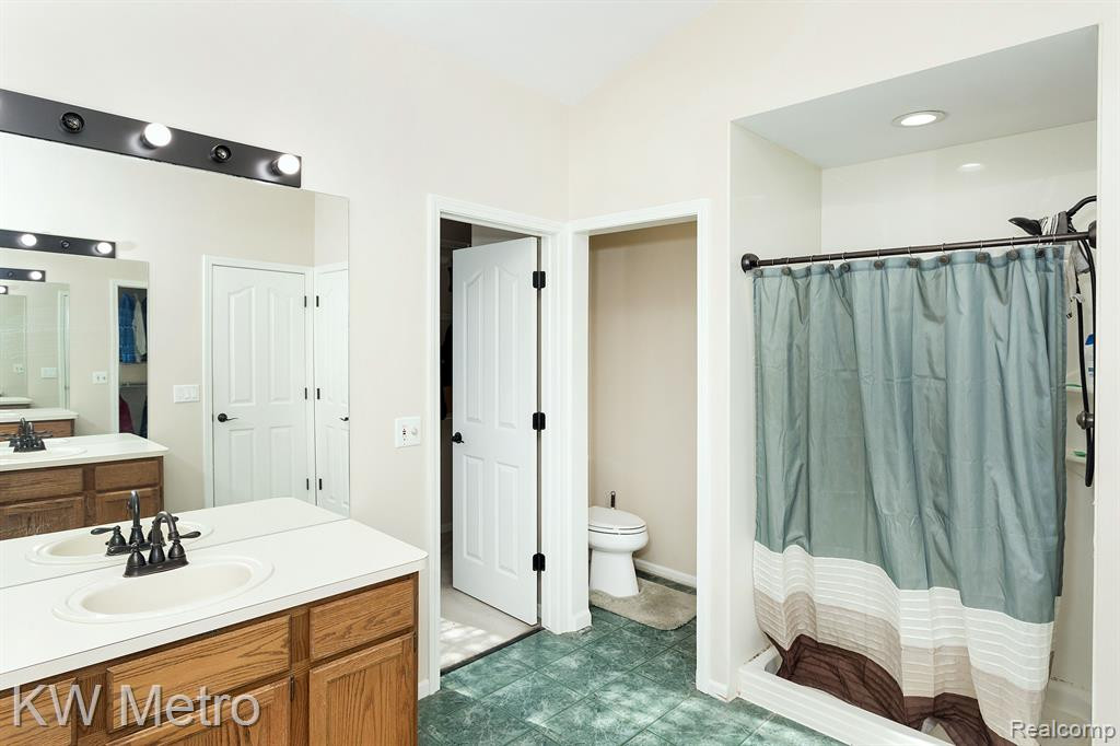 46290 LARCHMONT Drive, Canton, MI 48187 — Photo 24