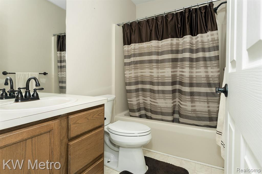 46290 LARCHMONT Drive, Canton, MI 48187 — Photo 30