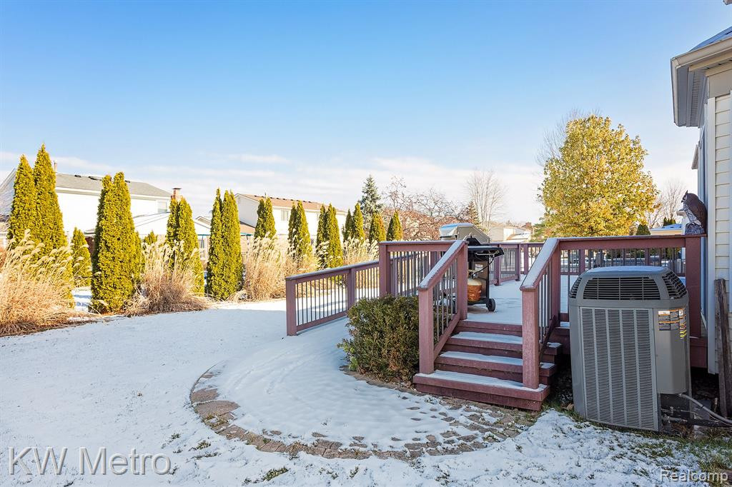 46290 LARCHMONT Drive, Canton, MI 48187 — Photo 33