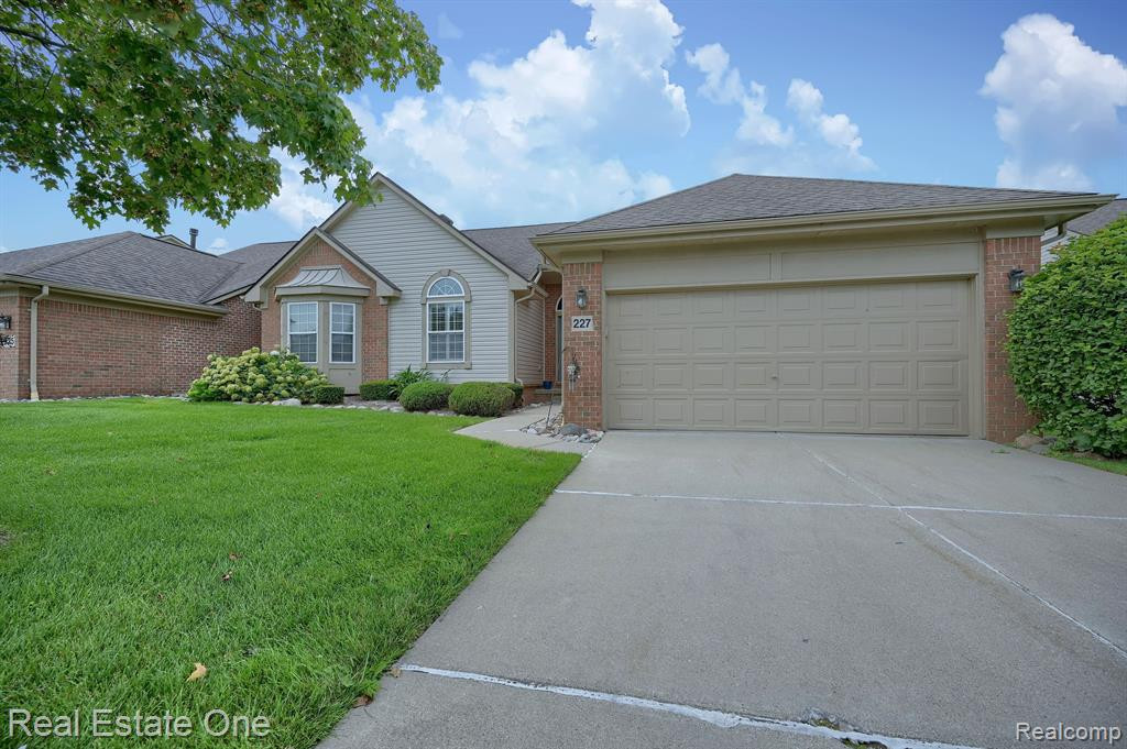 227 SHORE BROOK LANE, Walled Lake, MI 48390 — Photo 2