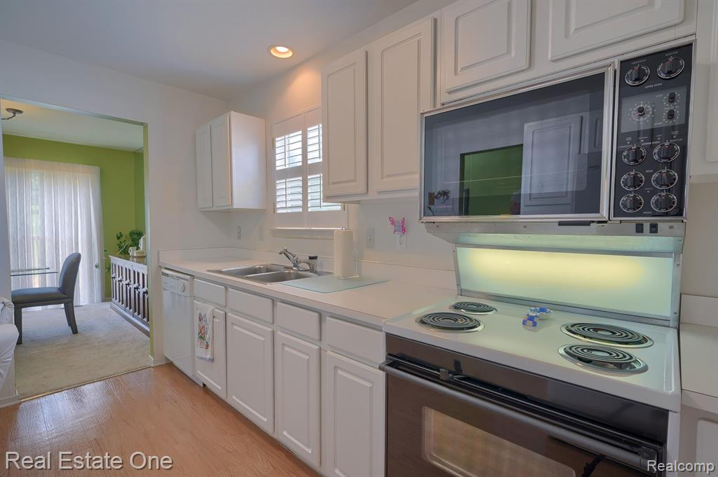 227 SHORE BROOK LANE, Walled Lake, MI 48390 — Photo 12