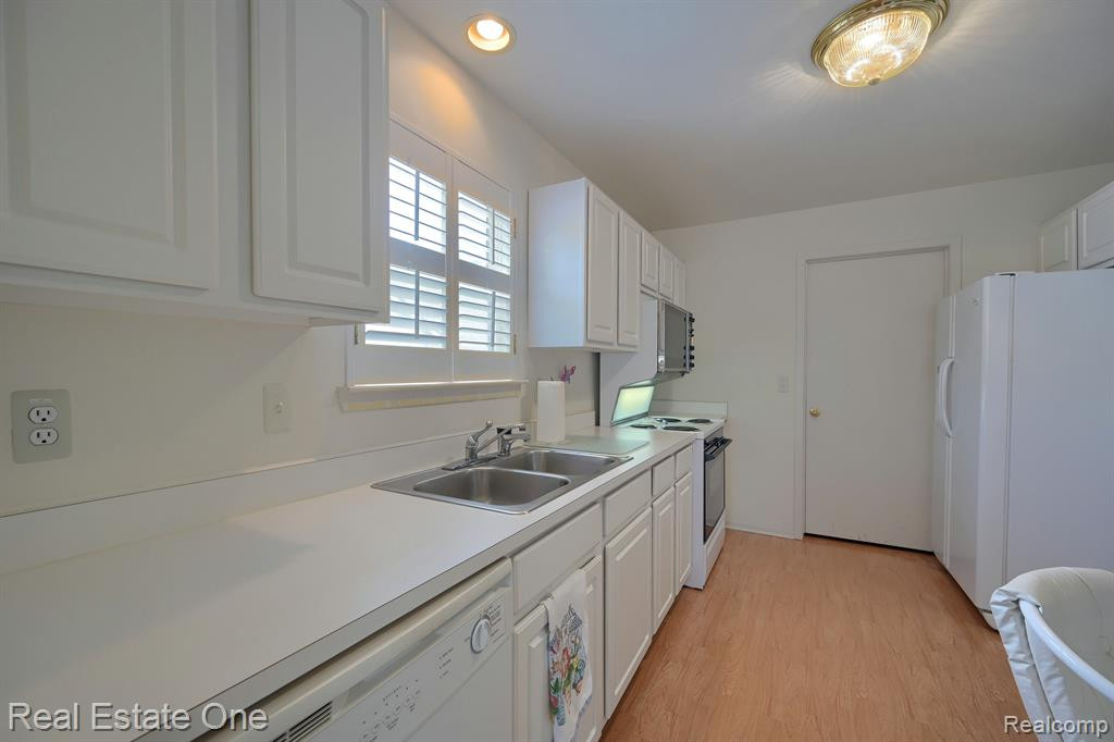 227 SHORE BROOK LANE, Walled Lake, MI 48390 — Photo 13