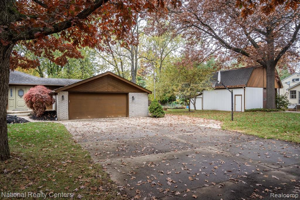 7806 CIRCLE Boulevard, West Bloomfield, MI 48323 — front exterior
