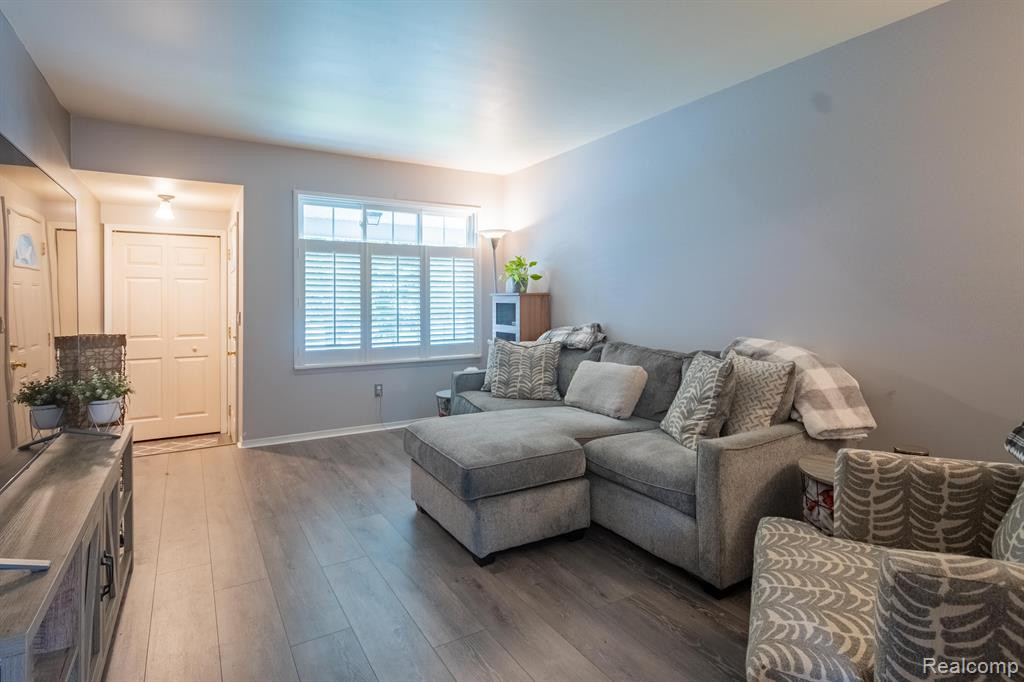 321 HAMPTON, South Lyon, MI 48178 — Photo 4