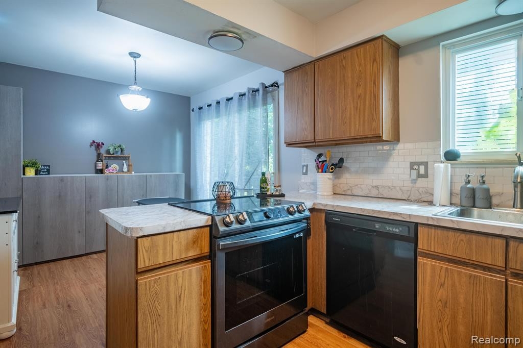 321 HAMPTON, South Lyon, MI 48178 — Photo 12