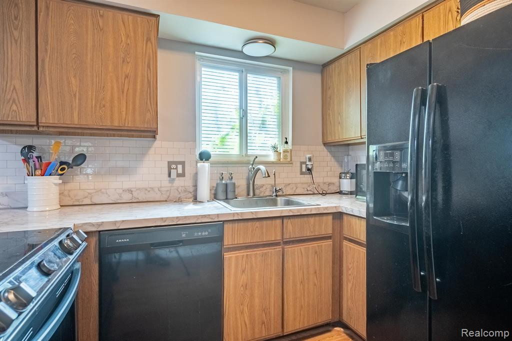 321 HAMPTON, South Lyon, MI 48178 — Photo 13