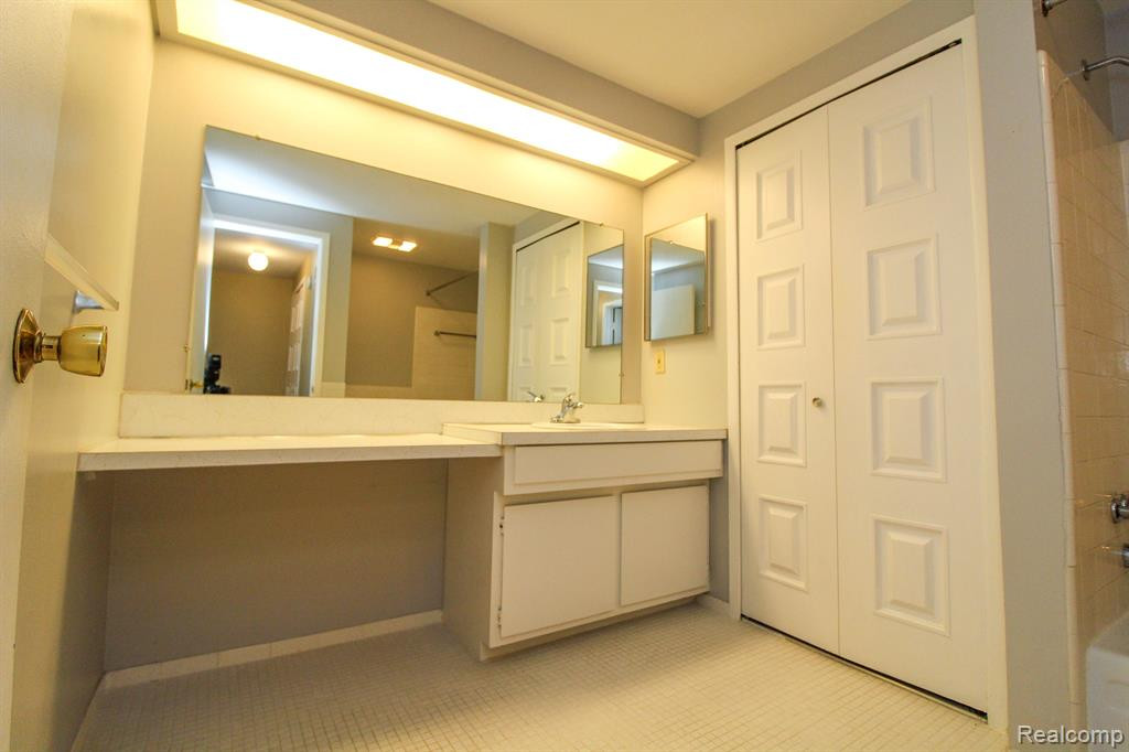 29852 CITY CENTER Drive, 1, Warren, MI 48093 — Photo 21
