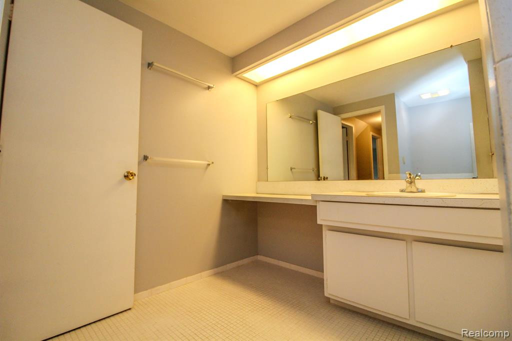 29852 CITY CENTER Drive, 1, Warren, MI 48093 — Photo 22