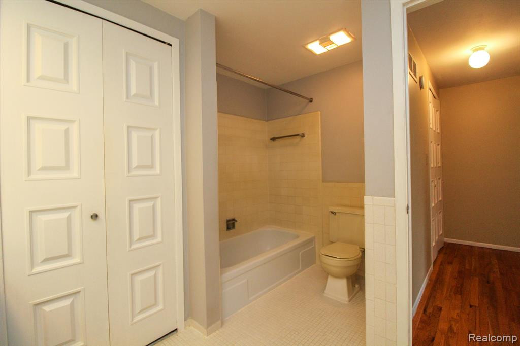 29852 CITY CENTER Drive, 1, Warren, MI 48093 — Photo 23