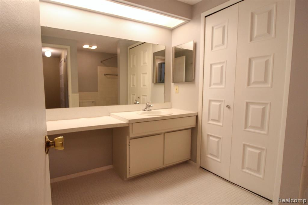 29852 CITY CENTER Drive, 1, Warren, MI 48093 — Photo 25