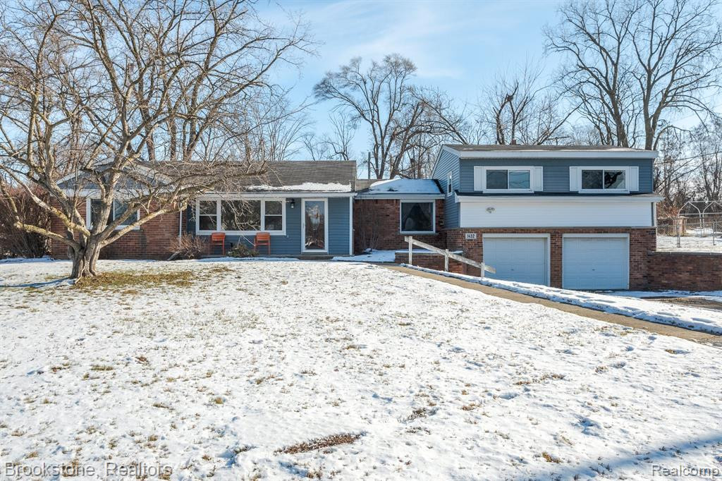 1432 S COMMERCE Road, Walled Lake, MI 48390 — front exterior
