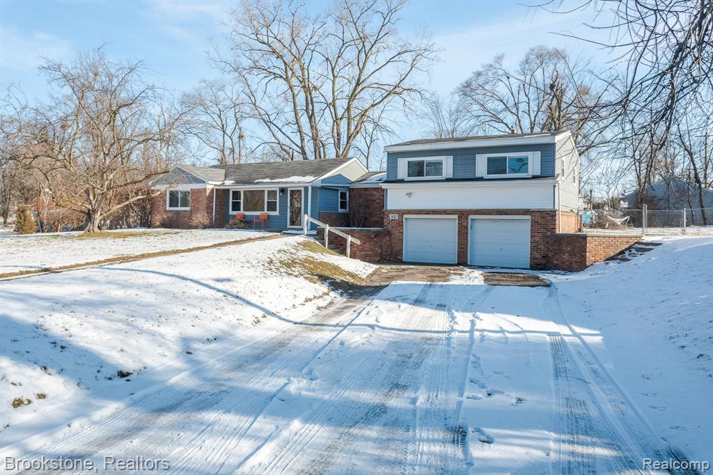 1432 S COMMERCE Road, Walled Lake, MI 48390 — Photo 2