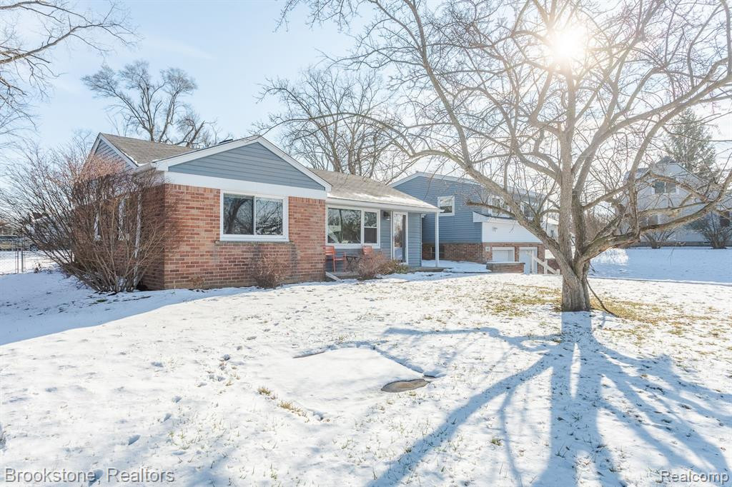1432 S COMMERCE Road, Walled Lake, MI 48390 — Photo 3