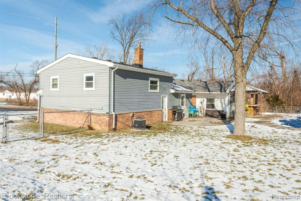 1432 S COMMERCE Road, Walled Lake, MI 48390 — Photo 5