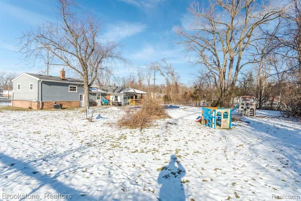 1432 S COMMERCE Road, Walled Lake, MI 48390 — Photo 7