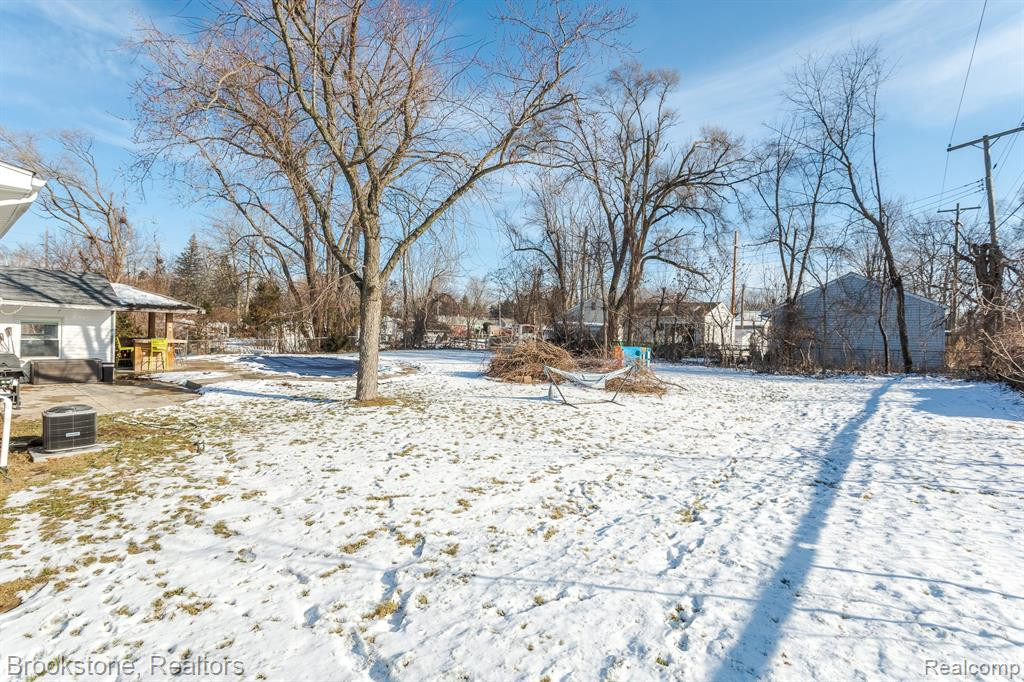 1432 S COMMERCE Road, Walled Lake, MI 48390 — Photo 10