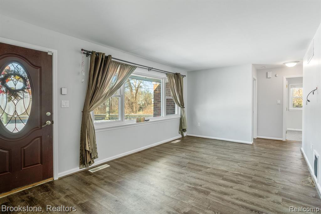 1432 S COMMERCE Road, Walled Lake, MI 48390 — Photo 11