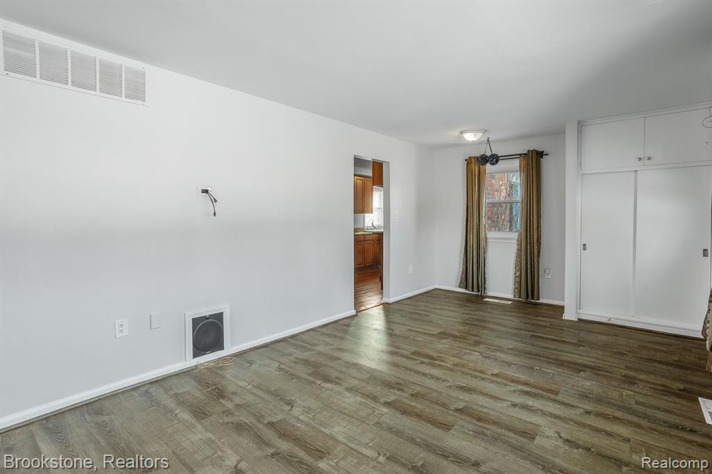 1432 S COMMERCE Road, Walled Lake, MI 48390 — Photo 12