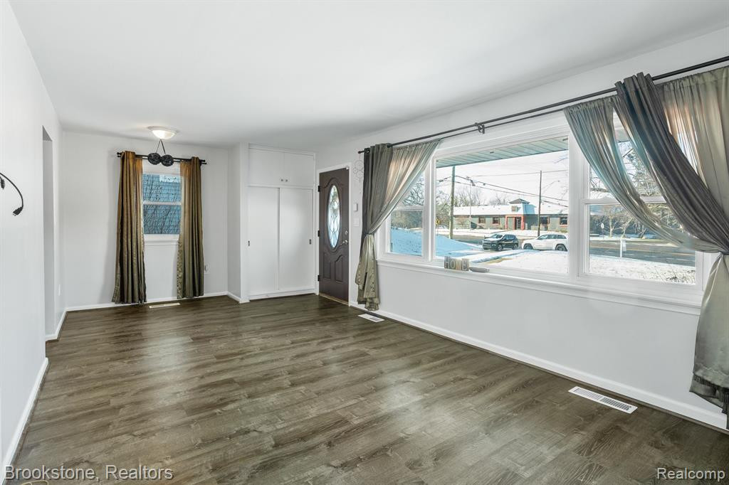 1432 S COMMERCE Road, Walled Lake, MI 48390 — Photo 13