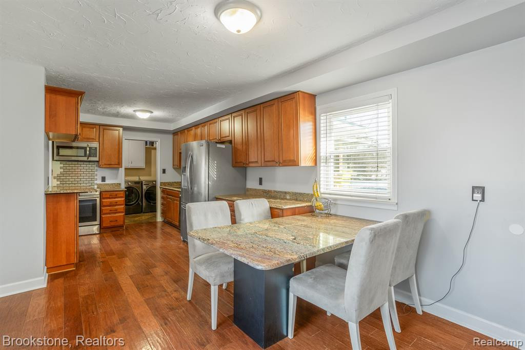 1432 S COMMERCE Road, Walled Lake, MI 48390 — Photo 14