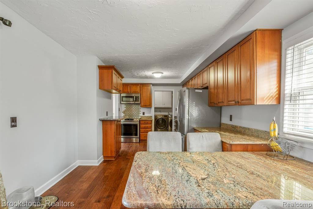 1432 S COMMERCE Road, Walled Lake, MI 48390 — Photo 15