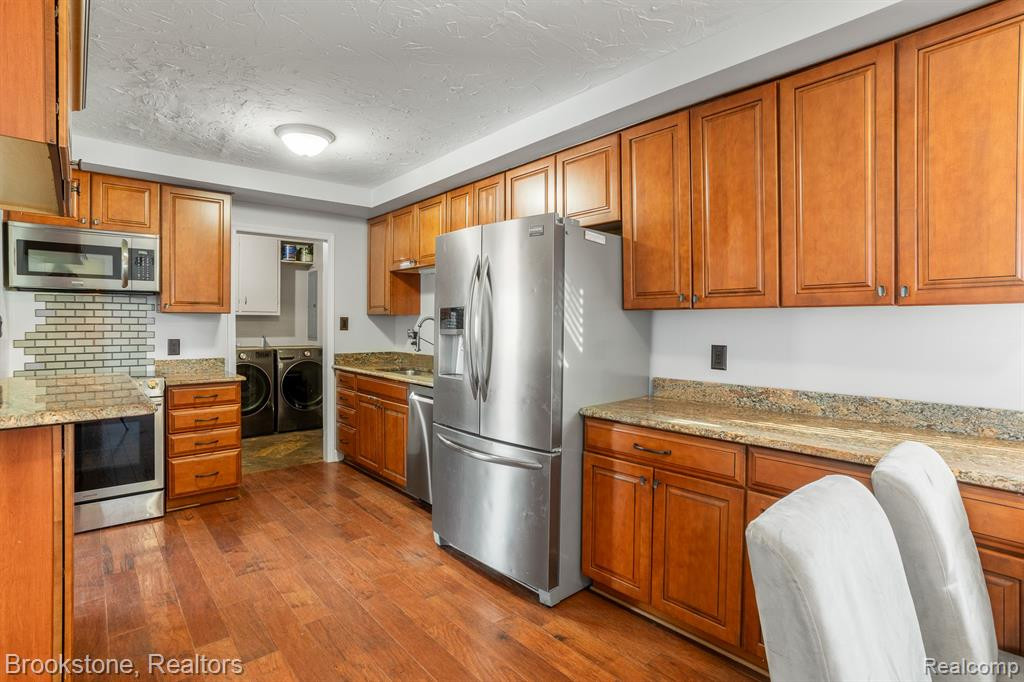 1432 S COMMERCE Road, Walled Lake, MI 48390 — Photo 16