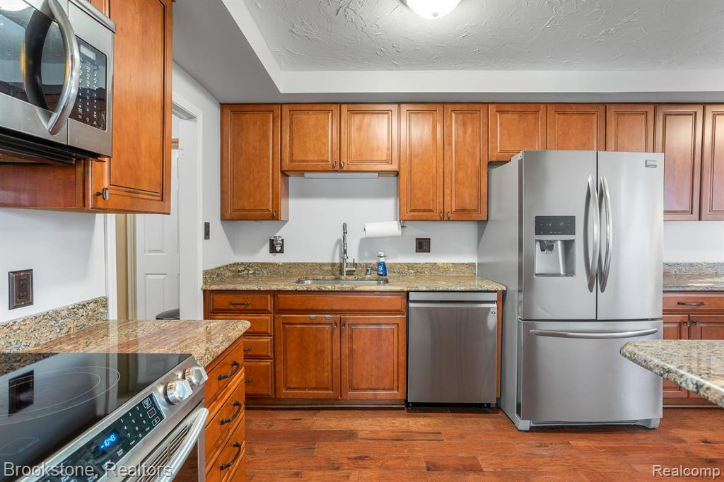 1432 S COMMERCE Road, Walled Lake, MI 48390 — Photo 17