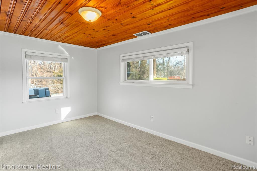 1432 S COMMERCE Road, Walled Lake, MI 48390 — Photo 25