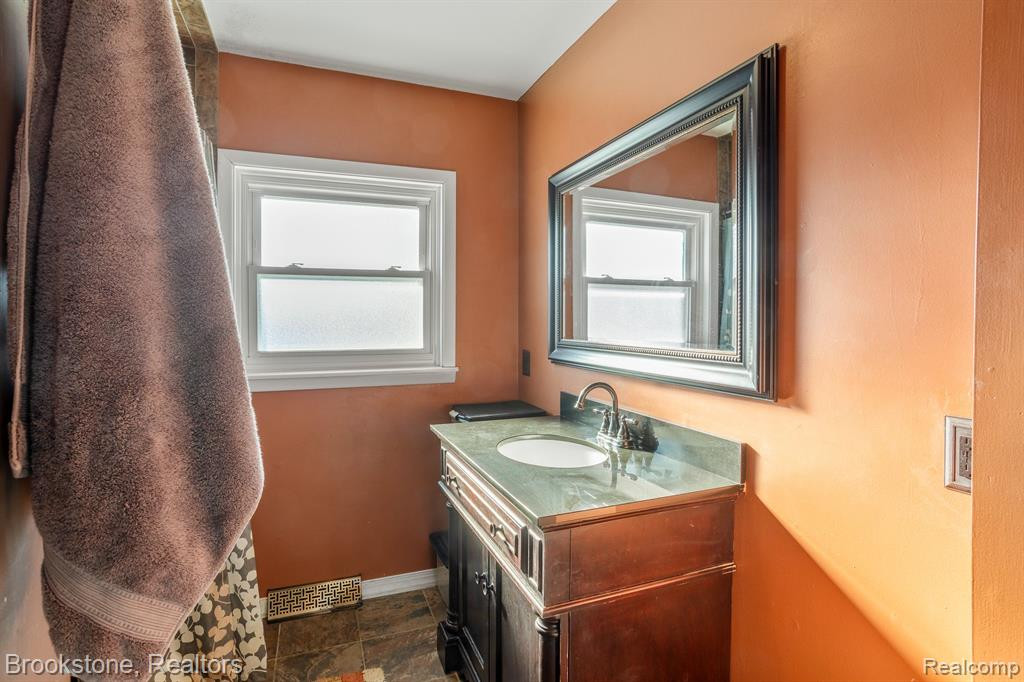 1432 S COMMERCE Road, Walled Lake, MI 48390 — Photo 28