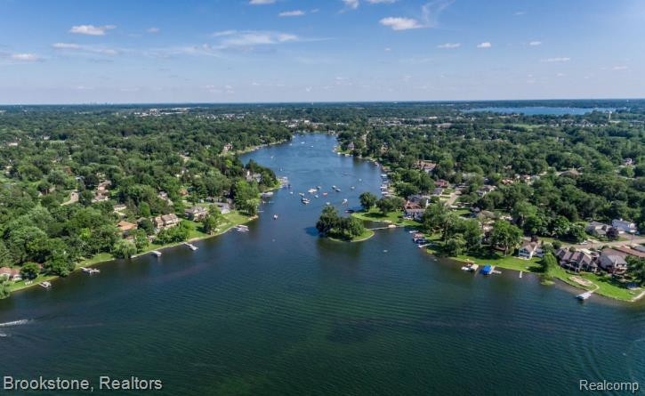 1432 S COMMERCE Road, Walled Lake, MI 48390 — Photo 33