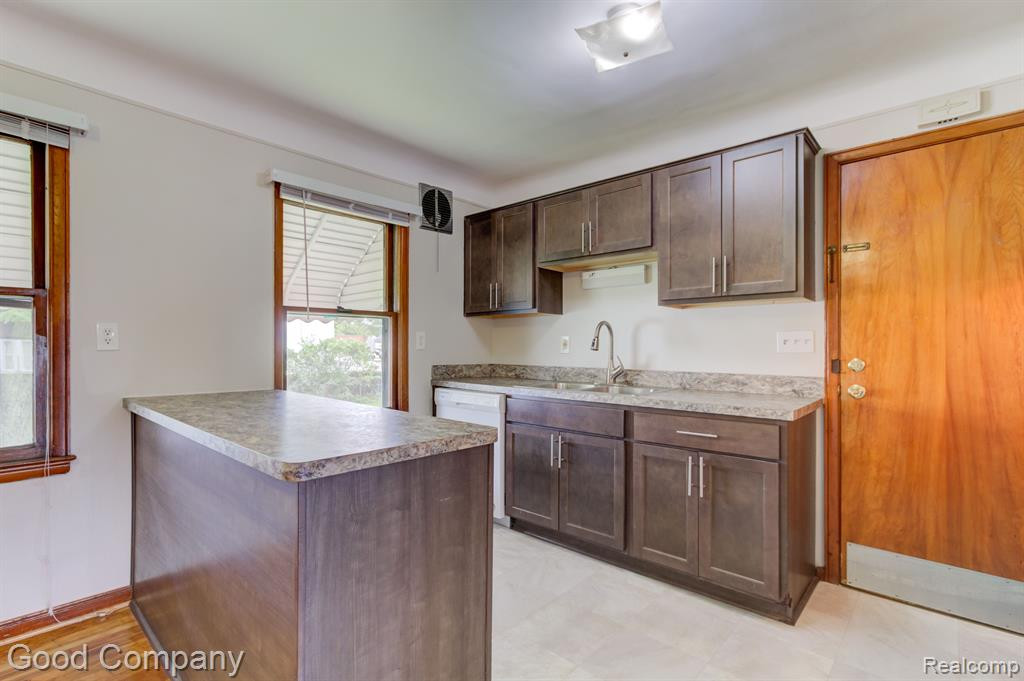 8750 W 9 MILE Road, Oak Park, MI 48237 — Photo 7